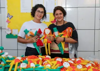 Professores utilizam bonecos de pano enquanto ferramentas lúdicas de ensino na Escola Municipal Contos de Fada