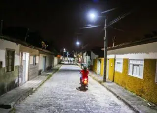 Programa Alcobaça Mais Iluminada contempla bairro Novelo em Alcobaça realizando troca de lâmpadas