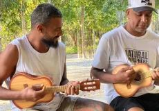 Projeto cultural oferece aulas gratuitas de cavaquinho para jovens de Caraíva