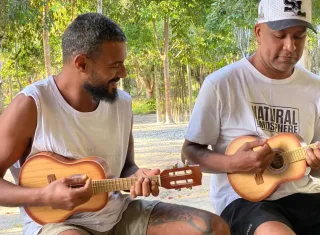 Projeto cultural oferece aulas gratuitas de cavaquinho para jovens de Caraíva