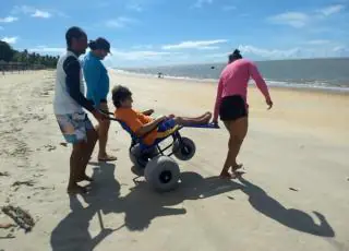 Projeto de inclusão de Caravelas promove o acesso de pessoas com necessidades especiais à praia