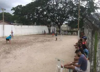 Quadra de areia construída pela Prefeitura de Medeiros Neto recebe torneio de futevôlei