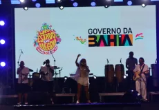 Quarto dia de Carnaval de Nova Viçosa reúne multidão e contagia praça com música e alegria