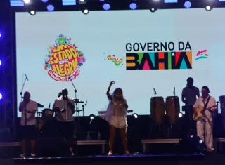 Quarto dia de Carnaval de Nova Viçosa reúne multidão e contagia praça com música e alegria