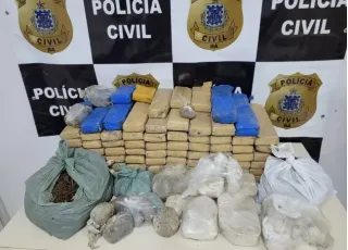 Quase 80 kg de drogas são apreendidos em tambores plásticos enterrados  em Eunápolis