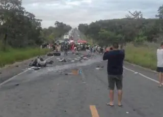 Quatro mortos e 30 feridos em acidente com 01 microônibus, 01 carreta, 02 vans e 01 carro de passeio  no Norte de Minas