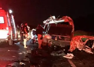 Quatro mortos e quatro feridos em acidente entre  van e caminhão na Bahia