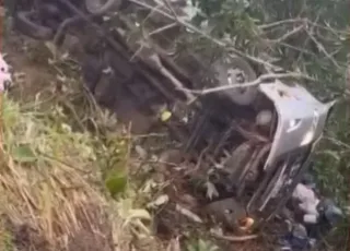 Quatro pessoas morrem e 10 ficam feridas após ônibus cair em ribanceira na Bahia