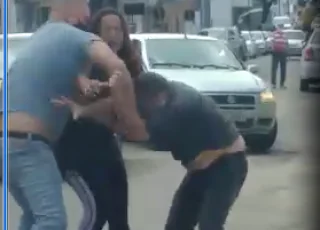 Que coisa feia- Vídeo mostra dois marmanjos brigando no centro de Teixeira de Freitas