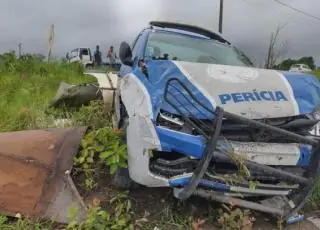 Rabecão do DPT de Porto Seguro capota na BR 367