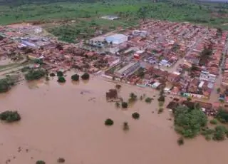 Rachadura em nova barragem mantém moradores em escolas na BA