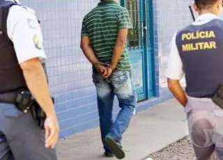 Rapaz de 20 anos é estuprado pelo pai; preso em flagrante, homem confessa ato