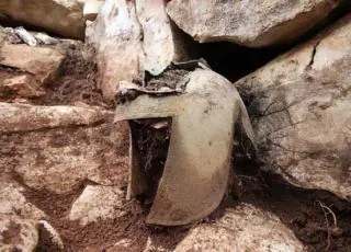 Raro capacete grego de batalha é achado em túmulo do século 4 a.C.