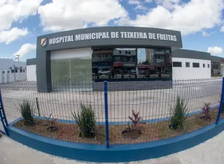 Reforma da fachada do Hospital Municipal de Teixeira de Freitas melhora segurança e acolhimento aos pacientes