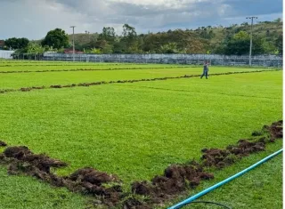 Reforma do Estádio Municipal “O Gobirão” de Vereda avança com instalação de novo sistema de irrigação e alambrado