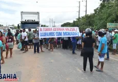 Reintegração de posse gera protesto e interdição da BR-101 em Teixeira de Freitas