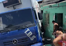 Residência é atingida após caminhão descer descontrolado de ré em  Itamaraju