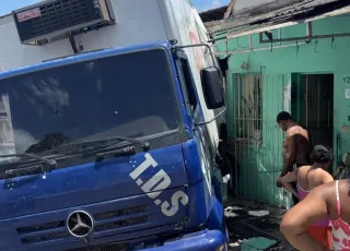 Residência é atingida após caminhão descer descontrolado de ré em  Itamaraju