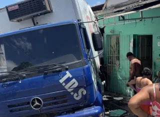 Residência é atingida após caminhão descer descontrolado de ré em  Itamaraju