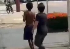 Revoltante: Alunos de direito agridem homem em situação de rua com arma de choque em Belém