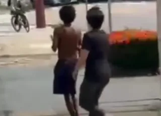 Revoltante: Alunos de direito agridem homem em situação de rua com arma de choque em Belém