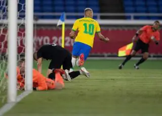 Richarlison faz 3 e Brasil vence Alemanha na estreia