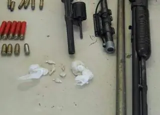 Rifle e revólver são apreendidos com dupla de homicidas em Cabrália