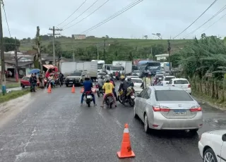 Rodovias interditadas  provocam caos e congestionamentos em cidades do extremo sul da Bahia