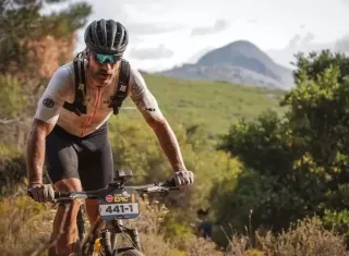 Rodrigo Hilbert sofre acidente durante maratona de mountain bike na África do Sul 