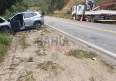 Rolo  de arame cai de caminhão e atinge carro  na BR-101 em Teixeira de Freitas