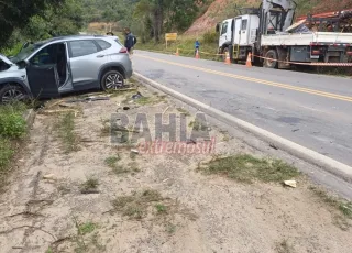 Rolo  de arame cai de caminhão e atinge carro  na BR-101 em Teixeira de Freitas