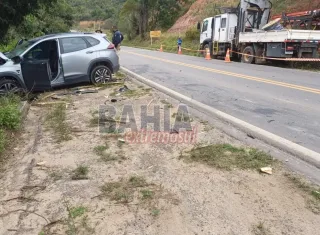 Rolo compressor solto de caminhão causa acidente na BR-101 em Teixeira de Freitas