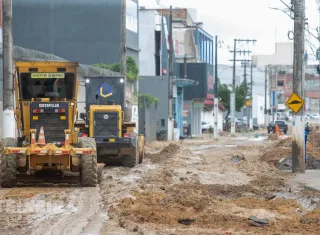 Rua Mauá em Teixeira de Freitas começa a receber pavimentação em trecho de 914 metros
