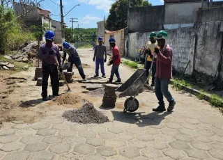 Rua Pedreira Franco recebeu obras de recuperação e renovação de bloquetes em Mucuri