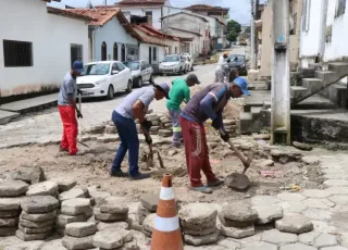 Ruas de Teixeira de Freitas recebem serviços de recomposição após chuvas intensas; confira