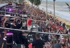 Rubynho comanda pagodão das antigas e faz a orla de Alcobaça tremer em arrastão 