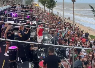 Rubynho comanda pagodão das antigas e faz a orla de Alcobaça tremer em arrastão 