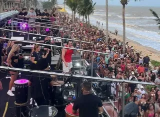 Rubynho comanda pagodão das antigas e faz a orla de Alcobaça tremer em arrastão 