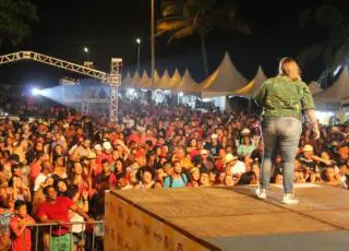 Sábado de Carnaval em Alcobaça começou com arrastão na orla e shows de Lanna Rizzil, Neto LX e Fantasmão.