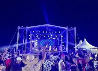 Samba e pagode baiano são destaques no resgate cultural da 2ª noite de Carnaval Mucuri 2026