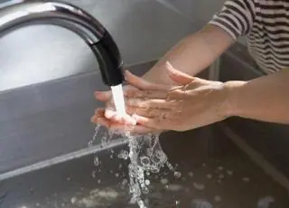 Sancionada lei que veta corte de água e luz de sexta-feira a domingo