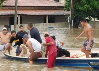 Vídeos - Santa Cruz Cabrália amanhece embaixo d’água após fortes chuvas