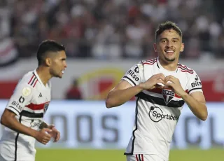 São Paulo faz 2 a 0 no Internacional e sobe para o G4 do Brasileirão