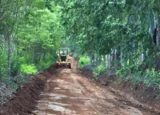 Secretaria de agricultura retoma manutenção das estradas vicinais de Teixeira de Freitas