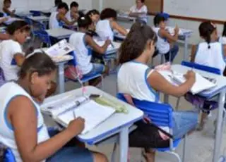 Secretaria de Educação convoca pais de alunos para ir á escola dos filhos buscar as atividades escolares