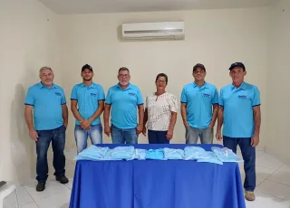 Secretaria de Educação de Itanhém entrega novos uniformes aos motoristas, acompanhantes e vigilantes