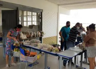 Secretaria de Educação de Mucuri faz entrega de 8.634 kits alimentação para famílias de alunos da rede municipal de ensino