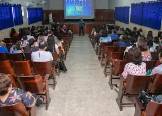 Secretaria de Educação realiza formação de gestores e homenagem à Mulher