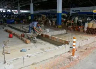 Secretaria de Infraestrutura de Teixeira inicia construção de mais 10 boxes no Mercado Municipal