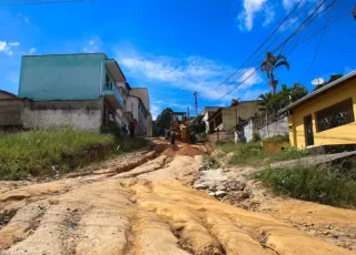 Secretaria de Infraestrutura de Teixeira realiza nivelamento em rua do Wilson Brito